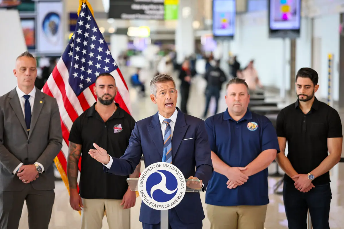 El secretario de Transporte, Sean Duffy, habla sobre cómo el cierre del gobierno está afectando a los viajes en los aeropuertos de todo el país durante una rueda de prensa en el aeropuerto LaGuardia de Nueva York el 28 de octubre de 2025. (Michael M. Santiago/Getty Images).