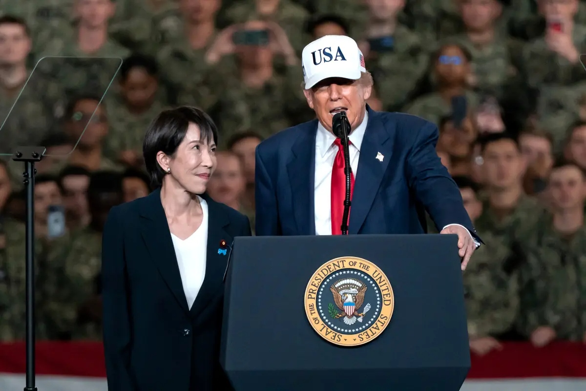 La primera ministra japonesa, Sanae Takaichi, escucha al presidente de Estados Unidos, Donald Trump, mientras este se dirige a las tropas a bordo del USS George Washington en Yokosuka, Japón, el 28 de octubre de 2025. (Tomohiro Ohsumi/Getty Images)