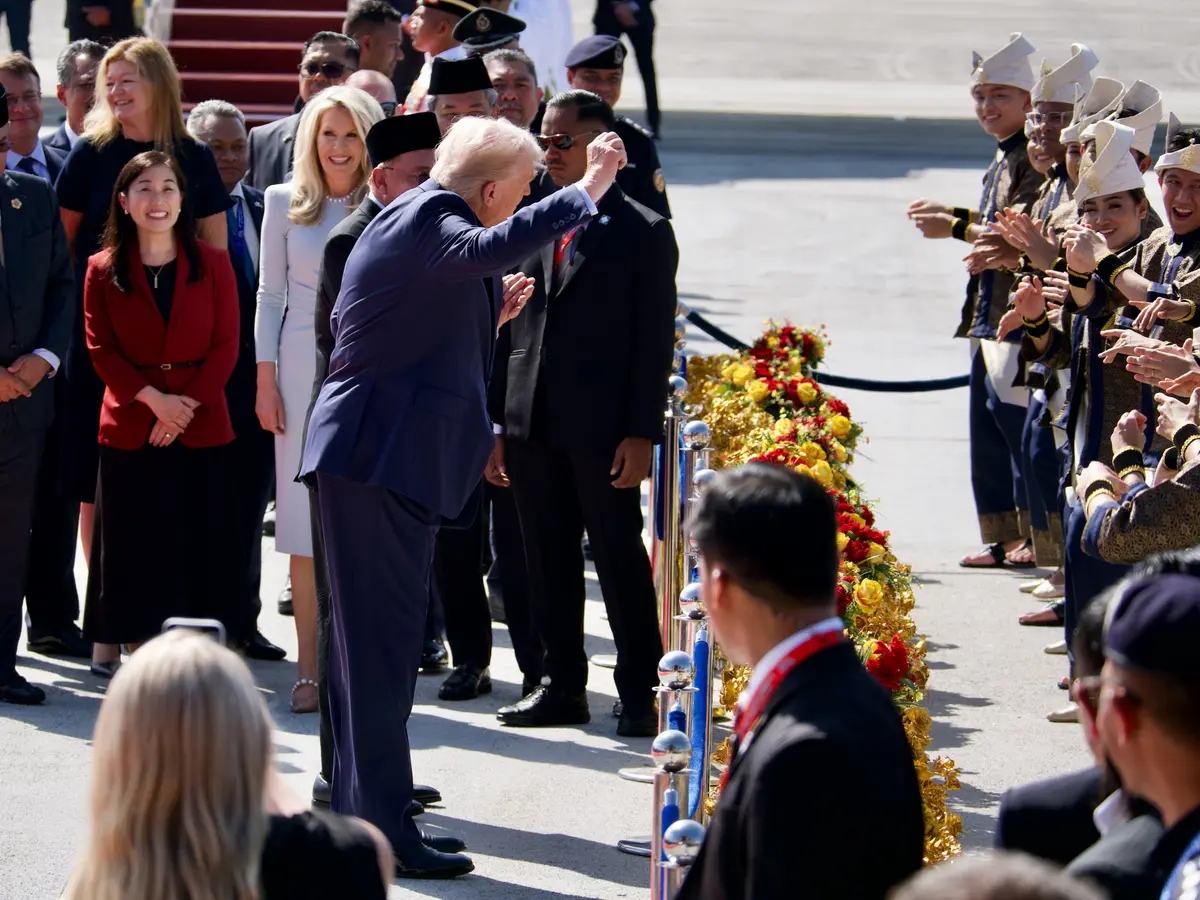 El presidente Donald Trump entretiene a los bailarines malasios con su característico "baile Trump" tras aterrizar en Kuala Lumpur el 26 de octubre de 2025. (Travis Gillmore/The Epoch Times)