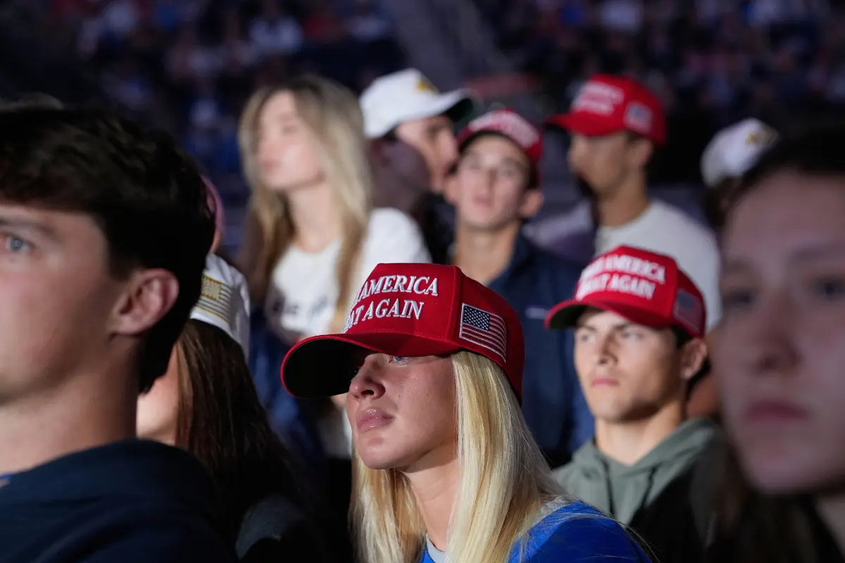 <em>Asistentes escuchan al vicepresidente JD Vance durante un evento de la gira por el campus titulado "Este es el punto de inflexión" en la Universidad de Mississippi, en Oxford, Mississippi, el 29 de octubre de 2025. (Foto de Gerald Herbert/AP)</em>