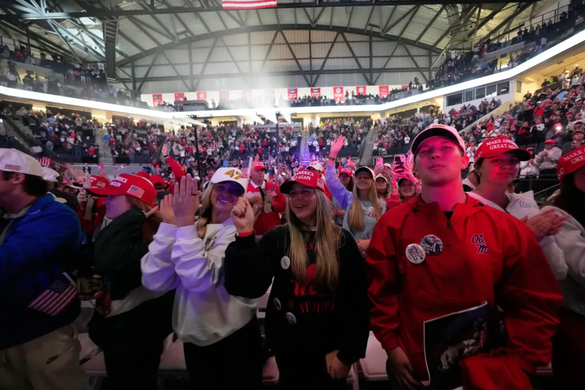 <em>Asistentes vitorean durante un evento de la gira por el campus "Este es el punto de inflexión" en la Universidad de Mississippi, en Oxford, Mississippi, el 29 de octubre de 2025. (Foto de Gerald Herbert/AP)</em>