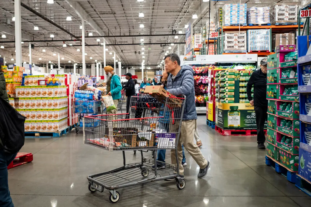Personas comprando en una tienda de comestibles en Elkridge, Maryland, el 24 de octubre de 2025. (Madalina Kilroy/The Epoch Times)