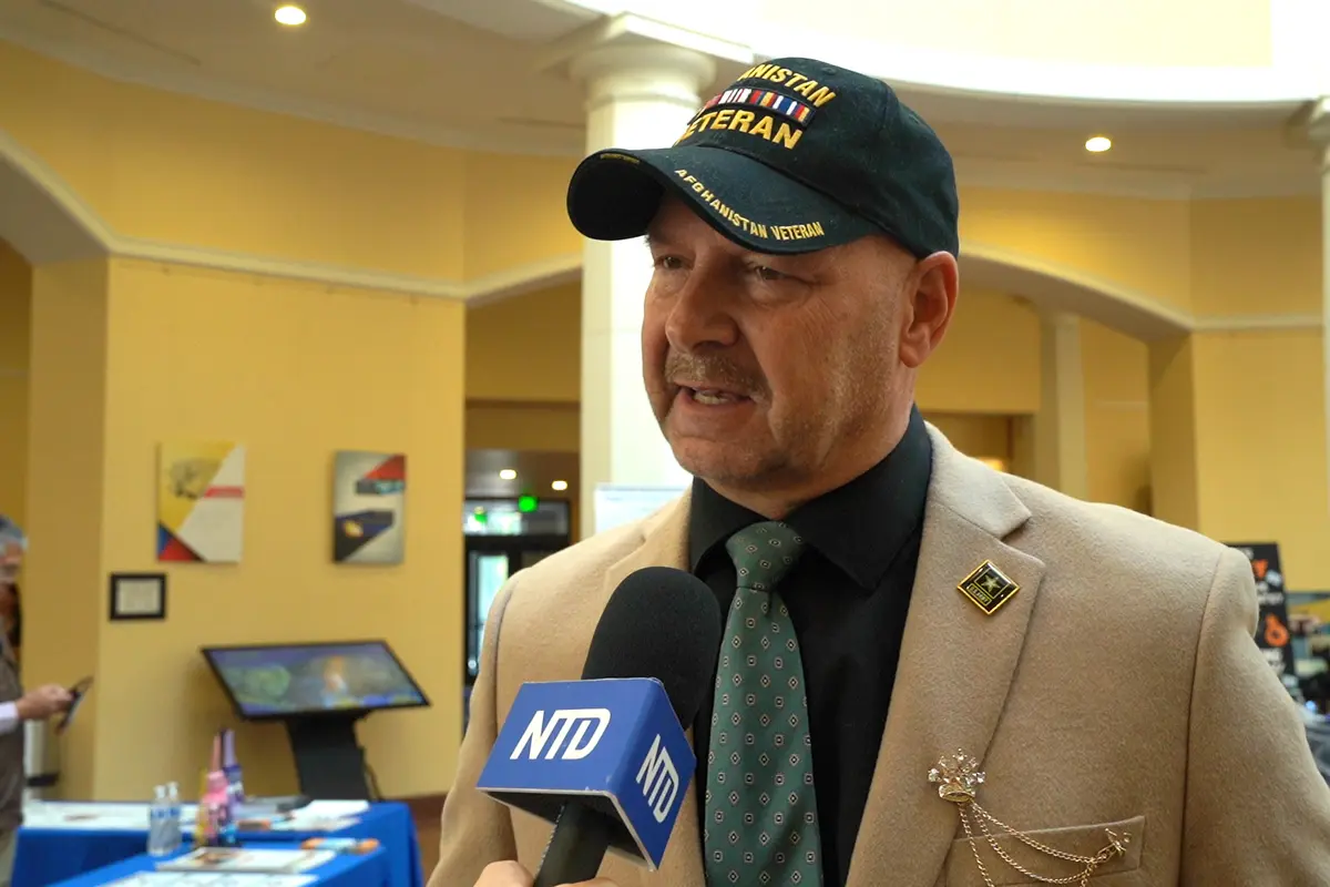 El senador del estado de Pensilvania, Doug Mastriano, habla con los medios de comunicación tras la rueda de prensa del Día de Concienciación sobre Falun Dafa en el Capitolio del estado de Pensilvania el 29 de octubre de 2025. (Steve Wen/The Epoch Times)