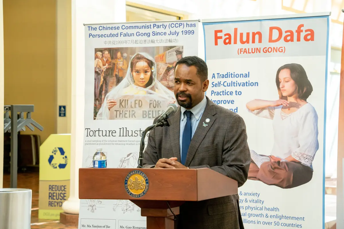 El senador estatal Sharif Street habla en el Capitolio del estado de Pensilvania el 29 de octubre de 2025. (Steve Wen/The Epoch Times)