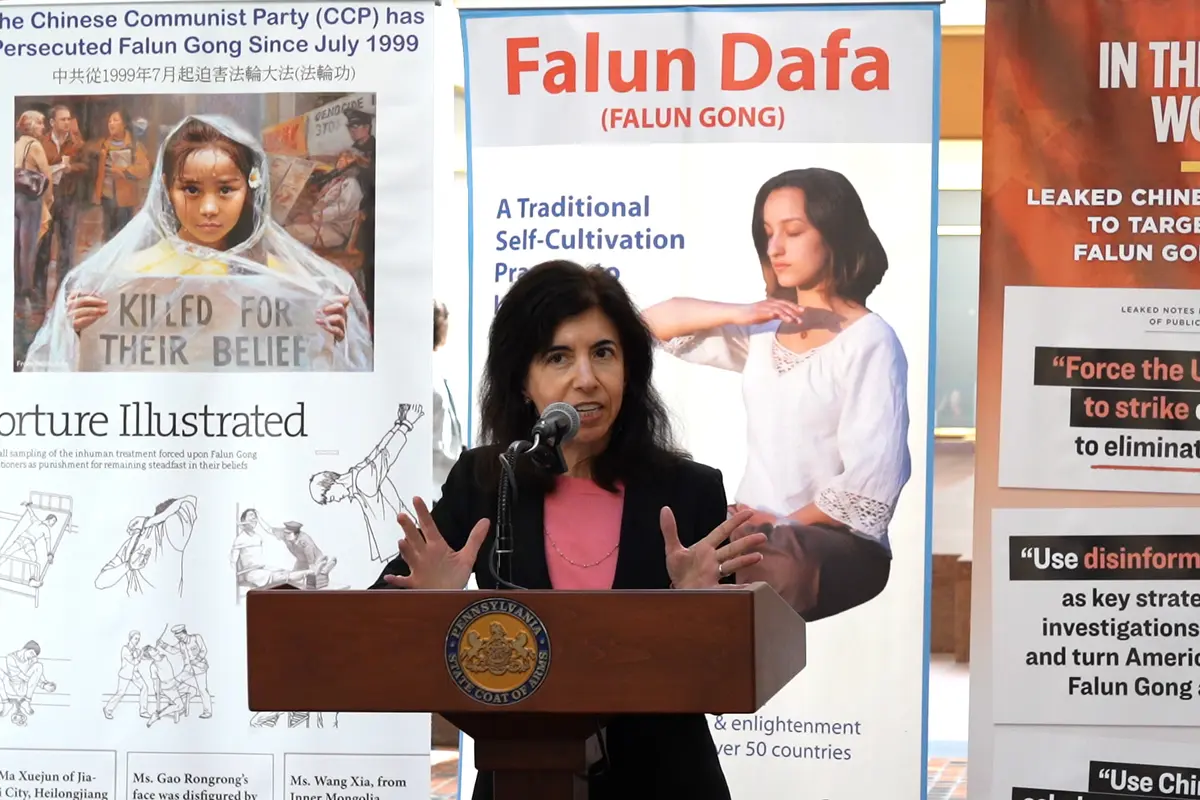 Jessica Russo, representante de Médicos contra la Extracción Forzada de Órganos (DAFOH), habla en la rueda de prensa celebrada en el Capitolio del Estado de Pensilvania el 29 de octubre de 2025. (Jennifer Yang/The Epoch Times)