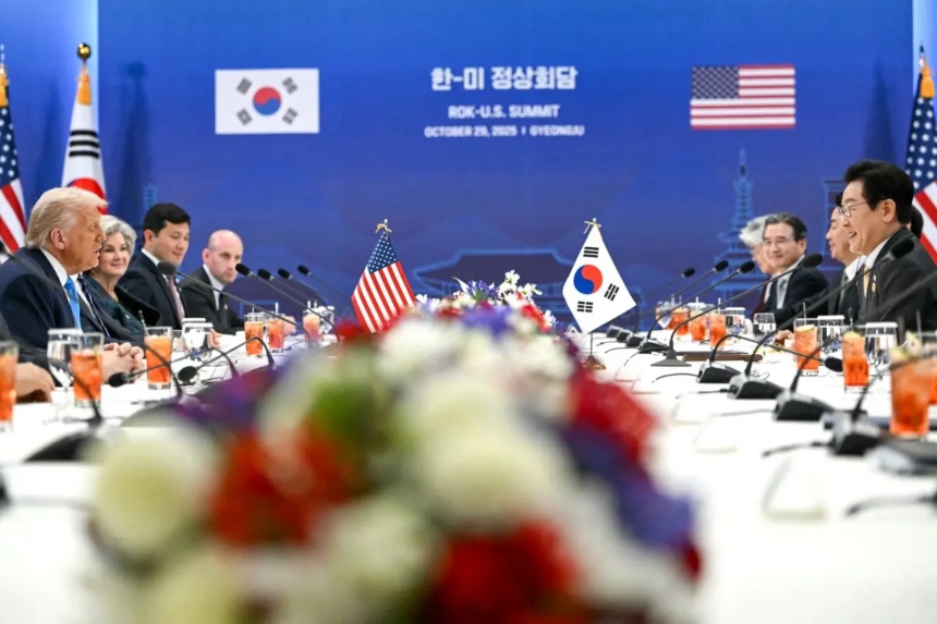 El presidente de Estados Unidos, Donald Trump, y el presidente de Corea del Sur, Lee Jae Myung, asisten a una reunión bilateral en el Museo Nacional de Gyeongju, en Gyeongju (Corea del Sur), el 29 de octubre de 2025. (Andrew Caballero-Reynolds/AFP a través de Getty Images)