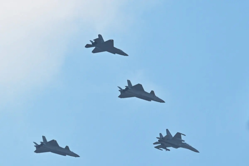 Los aviones de combate J-16D (derecha), J-20 (centro y abajo) y J-35A (arriba) vuelan en formación durante un desfile militar que conmemora el 80.º aniversario de la victoria sobre Japón y el fin de la Segunda Guerra Mundial, en la plaza de Tiananmen de Beijing, el 3 de septiembre de 2025. (Héctor Retamal/AFP a través de Getty Images)