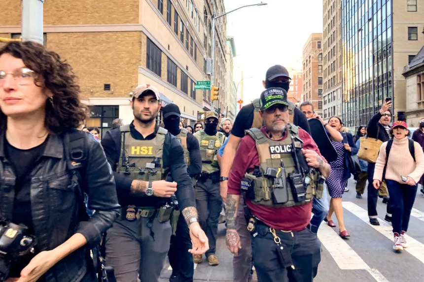 Agentes federales caminan por Lafayette Street mientras los manifestantes los siguen tras una redada de inmigración en Canal Street, en el barrio de Chinatown de Nueva York, el 21 de octubre de 2025. (Jake Offenhartz/AP Photo)