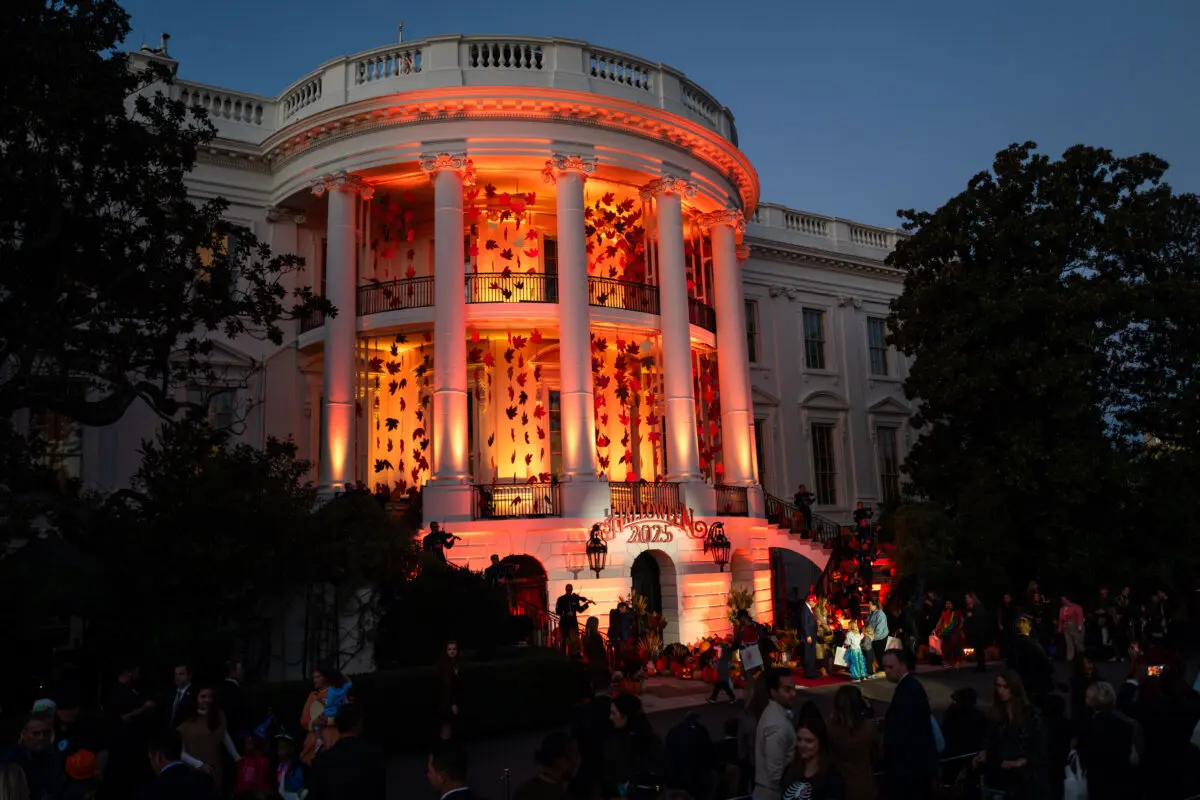 <em>El presidente Donald Trump y la primera dama Melania Trump celebran Halloween en la Casa Blanca el 30 de octubre de 2025. (Madalina Kilroy/The Epoch Times)</em>