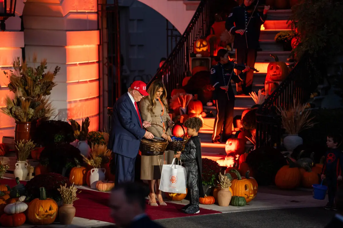 <em>El presidente Donald Trump y la primera dama Melania Trump celebran Halloween en la Casa Blanca el 30 de octubre de 2025. (Madalina Kilroy/The Epoch Times)</em>