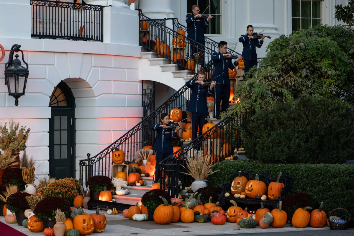<em>Decoraciones de Halloween en la Casa Blanca el 30 de octubre de 2025. (Madalina Kilroy/The Epoch Times)</em>