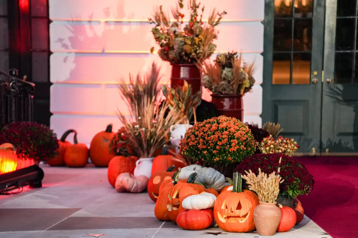 <em>Decoraciones de Halloween en la Casa Blanca el 30 de octubre de 2025. (Madalina Kilroy/The Epoch Times)</em>