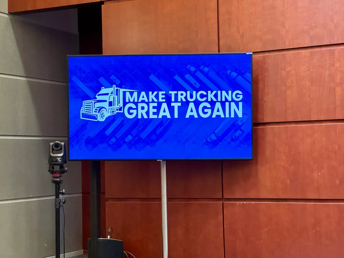 Un cartel en una rueda de prensa celebrada por el secretario de Transporte de Estados Unidos, Sean Duffy, en la sede del Departamento de Transporte en Washington el 30 de octubre de 2025. (Arjun Singh/The Epoch Times).