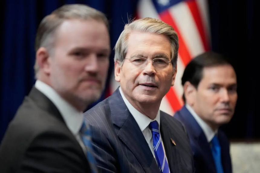 El secretario del Tesoro de Estados Unidos, Scott Bessent, reacciona durante una reunión entre el presidente Trump y el presidente de Brasil, Luiz Inacio Lula da Silva, al margen de la Cumbre de la ASEAN, en Kuala Lumpur, Malasia, el 26 de octubre de 2025. (Mark Schiefelbein/AP Photo)