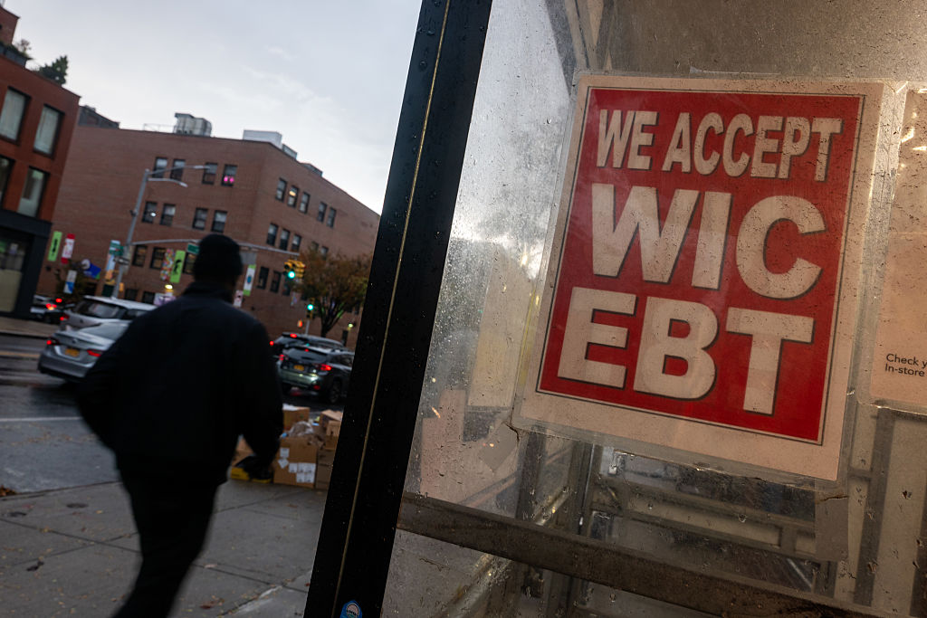 Una tienda muestra un letrero en el que se indica que se aceptan tarjetas de transferencia electrónica de beneficios (EBT) para compras del Programa de Asistencia Nutricional Suplementaria (SNAP) para comestibles el 30 de octubre de 2025 en la ciudad de Nueva York. (Spencer Platt/Getty Images)
