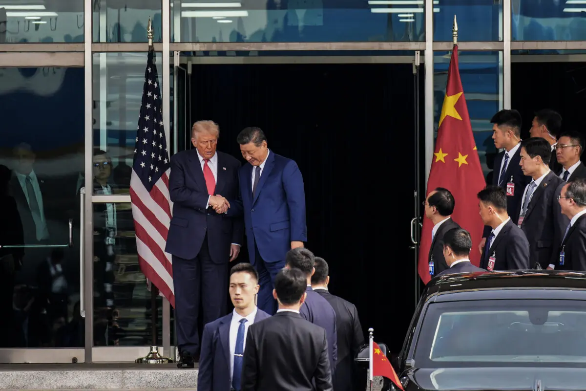 El presidente estadounidense Donald Trump y el líder chino Xi Jinping se dan la mano al despedirse tras una reunión bilateral en la base aérea de Gimhae, en Busan, Corea del Sur, el 30 de octubre de 2025. (Andrew Harnik/Getty Images).