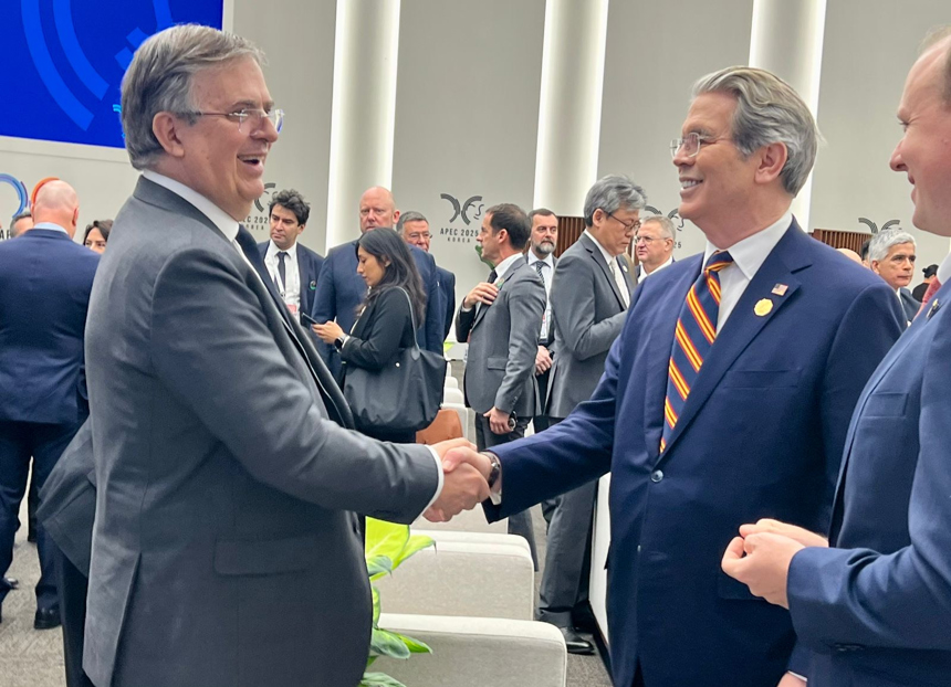 El secretario de Economía mexicano, Marcelo Ebrard, saluda al secretario estadounidense del Tesoro, Scott Bessent, en el marco de la apertura de la cumbre de líderes del Foro de Cooperación Económica Asia-Pacífico (APEC), que se celebra en la localidad surcoreana de Gyeongju. (EFE/Delegación mexicana en el Foro de la APEC)