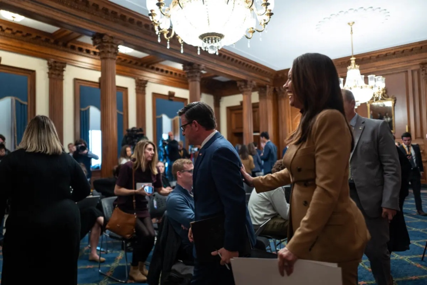 El presidente de la Cámara de Representantes, Mike Johnson (R-La.), y la secretaria de Agricultura, Brooke Rollins, hablan en una rueda de prensa durante el 31.° día del cierre del Gobierno en Washington, el 31 de octubre de 2025. (Madalina Kilroy/The Epoch Times)