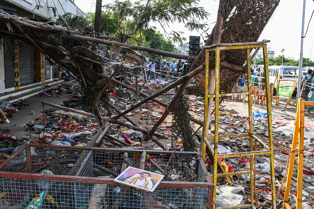 Foto de zapatos del 28 de septiembre de 2025, tras estampida de la noche anterior en un mitin en Karur, Tamil Nadu, después de que unas 27,000 personas esperaron horas bajo un calor sofocante sin las medidas de seguridad adecuadas en una carretera de Tamil Nadu para ver al popular actor y político Vijay, cuando cundió el pánico y 39 personas murieron, dijeron funcionarios y testigos. (Foto de -/AFP vía Getty Images)