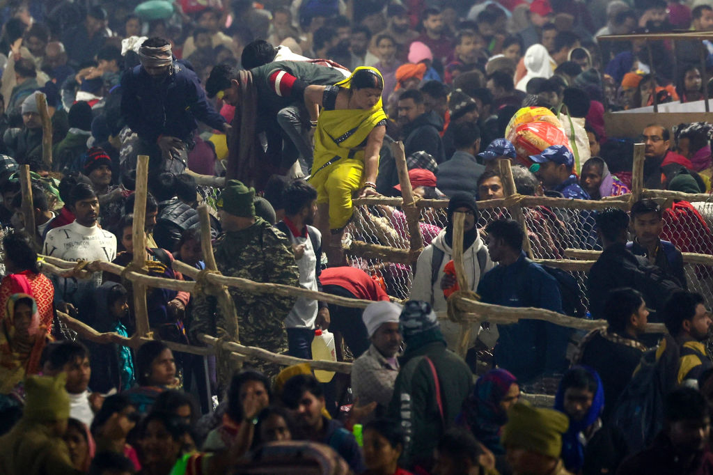 La foto muestra a devotos en el lugar de una estampida durante el festival Maha Kumbh Mela en Prayagraj, el 29 de enero de 2025. (Foto de Niharika KULKARNI / AFP) (Foto de NIHARIKA KULKARNI/AFP vía Getty Images)