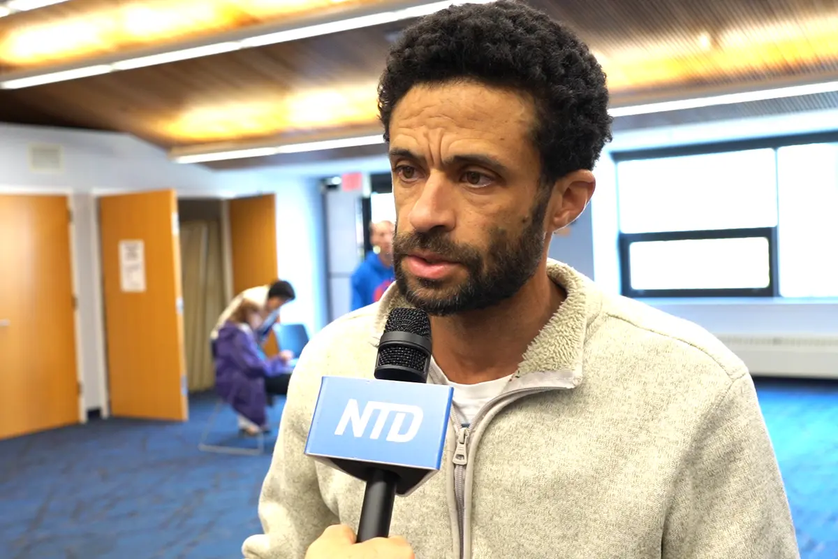 Darry Brown, propietario de una empresa, en la proyección del documental “Órganos del Estado” en la Biblioteca del Condado de Chester el 1 de noviembre de 2025. (Jennifer Yang/The Epoch Times)