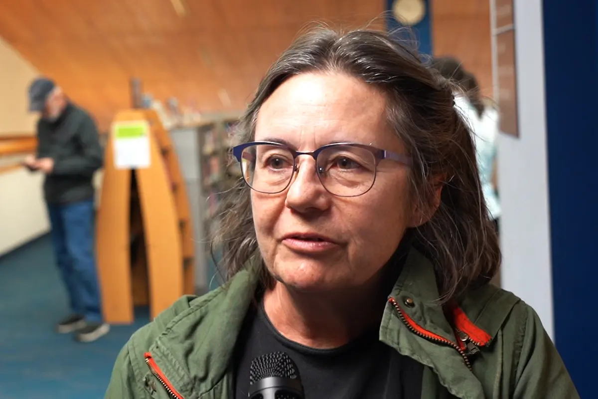 Lisa Rogers, profesora de yoga, en la proyección del documental “Órganos del Estado” en la Biblioteca del Condado de Chester el 1 de noviembre de 2025. (Jennifer Yang/The Epoch Times)