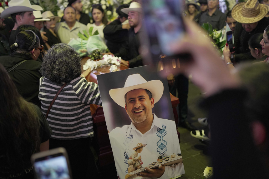 <em>Familiares y amigos asisten al funeral del alcalde Carlos Manzo este domingo, en el municipio de Uruapan en Michoacán, México. (EFE/ Iván Villanueva)</em>
