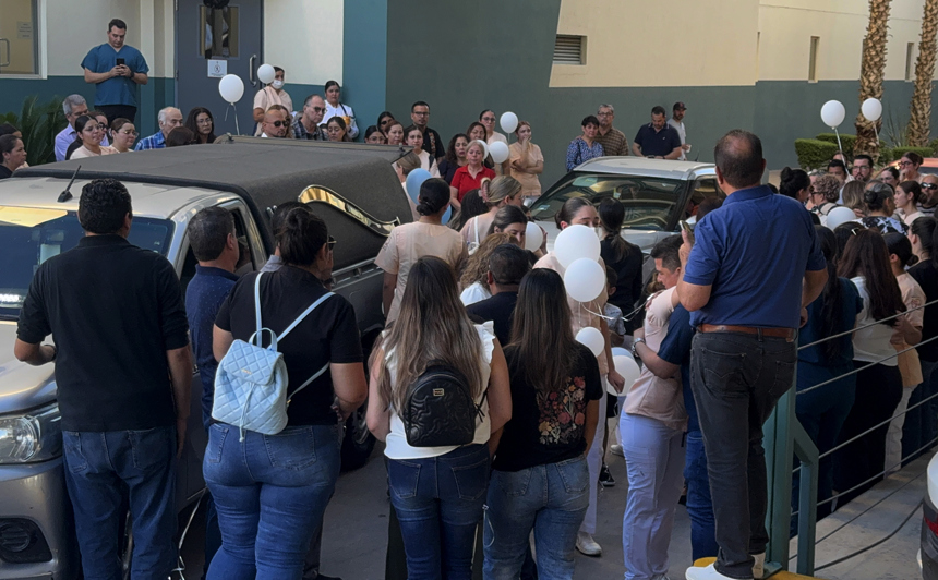 Personas asisten este domingo, a las exequias de una de las víctimas de un incendio ocurrido el pasado sábado en una tienda comercial en la ciudad de Hermosillo, en Sonora, México. (EFE/ Daniel Sánchez)