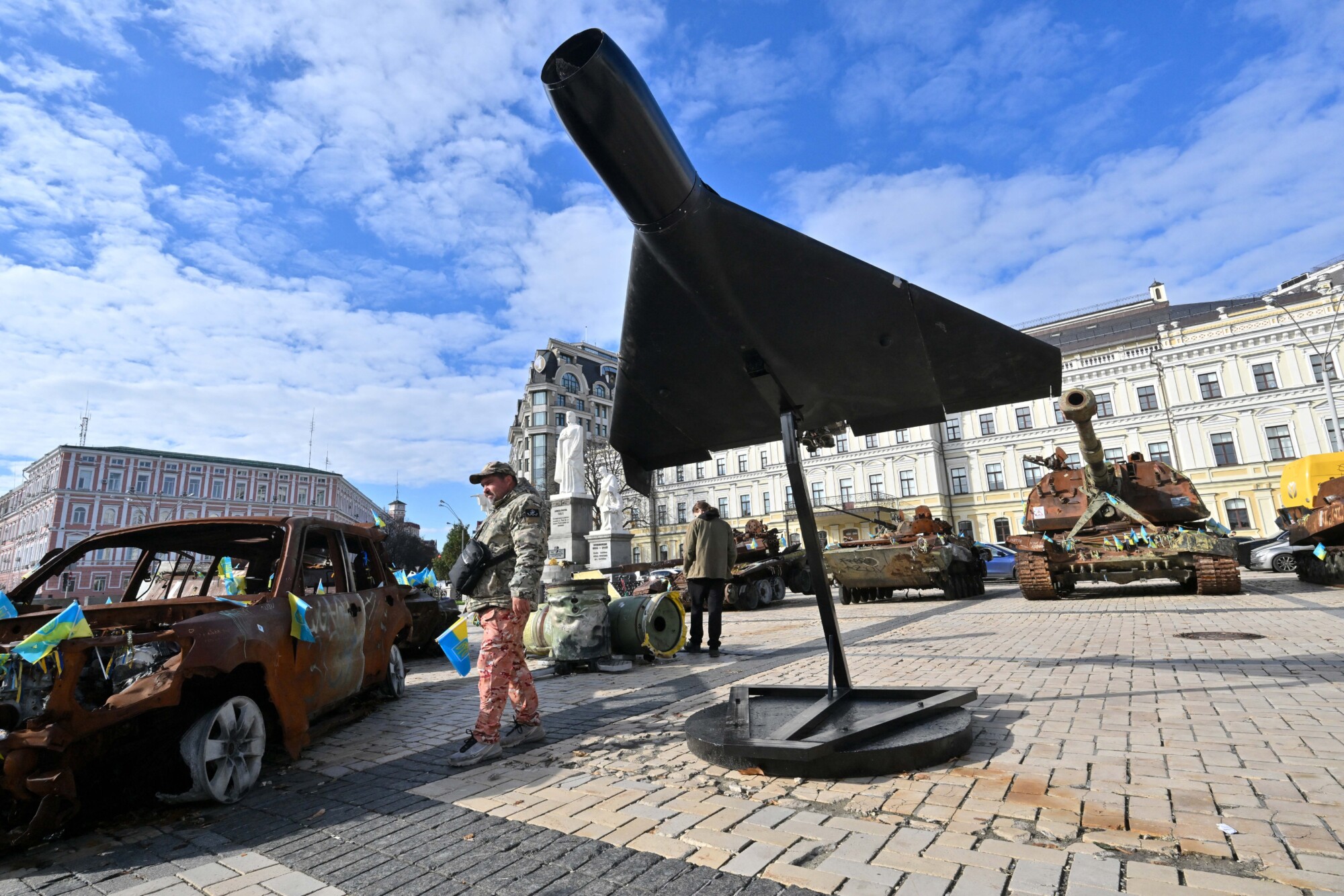 Un hombre pasa junto a un dron iraní Shahed 136 (Geranium-2) en una nueva exposición al aire libre de equipos rusos destruidos en Kiev, Ucrania, el 27 de octubre de 2025. (Sergei Supinsky/AFP a través de Getty Images).