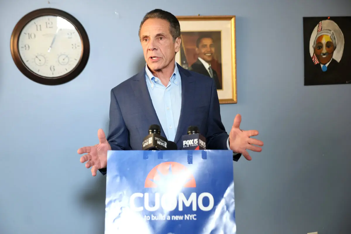 El candidato independiente a la alcaldía de la ciudad de Nueva York, Andrew Cuomo, habla durante un acto de campaña en el Centro para Personas Mayores A. Philip Randolph, en la ciudad de Nueva York, el 27 de octubre de 2025. (Michael M. Santiago/Getty Images)