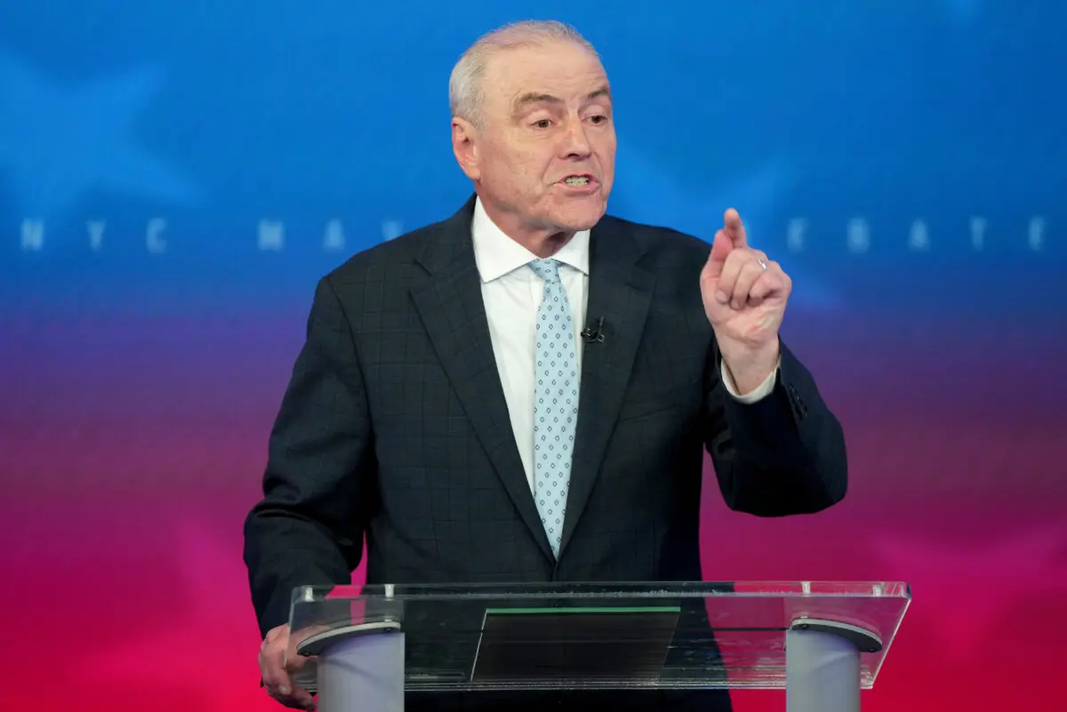 El candidato republicano Curtis Sliwa habla durante un debate para la alcaldía en la ciudad de Nueva York el 16 de octubre de 2025. (Angelina Katsanis/Pool vía AP)