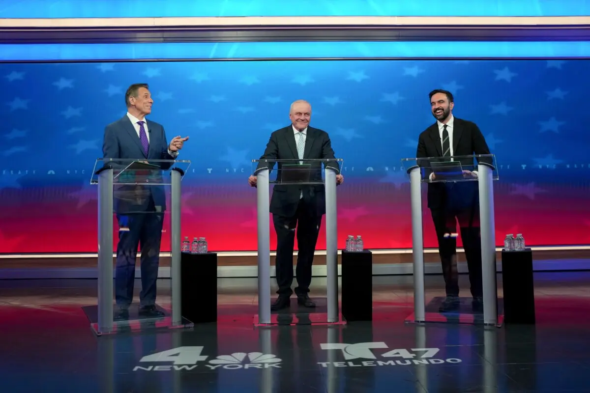 (De izquierda a derecha) El candidato independiente a la alcaldía, el exgobernador de Nueva York Andrew Cuomo, el candidato republicano Curtis Sliwa y el candidato demócrata Zohran Mamdani participan en un debate en Nueva York el 16 de octubre de 2025. (Angelina Katsanis/Pool vía AP Photo)