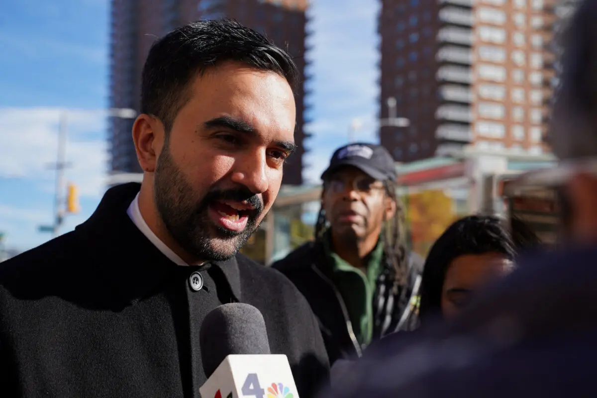 El candidato demócrata a la alcaldía de Nueva York, Zohran Mamdani, habla con los medios de comunicación durante la campaña del último fin de semana antes de las elecciones a la alcaldía de Nueva York de 2025, el 1 de noviembre de 2025. (Ryan Murphy/Reuters)