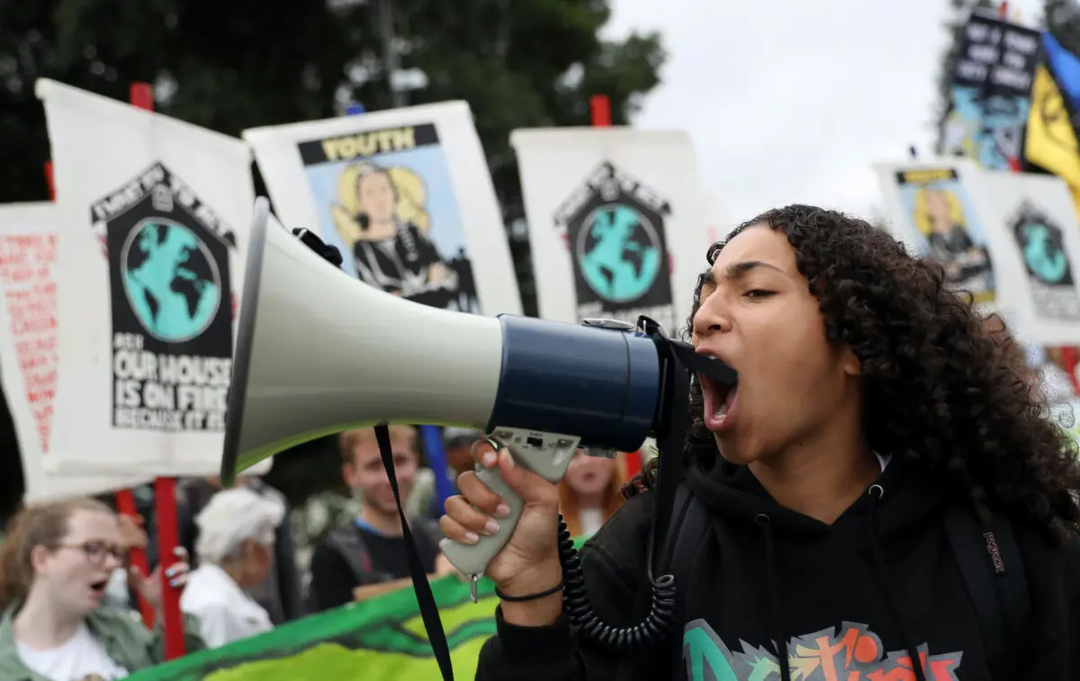 Joven activista climático utiliza un megáfono durante una protesta en San Ramón, California, el 27 de septiembre de 2019. (Justin Sullivan/Getty Images)
