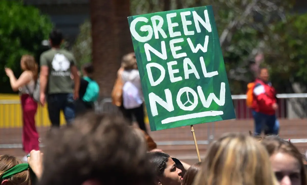 Activistas climáticos sostienen pancartas mientras participan en una protesta climática en Los Ángeles el 24 de mayo de 2019. (Frederic J. Brown/AFP a través de Getty Images)