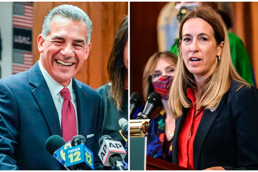 (Izquierda) El candidato republicano a gobernador Jack Ciattarelli habla durante una rueda de prensa en Raritan, Nueva Jersey, el viernes 12 de noviembre de 2021. (Derecha) La representante Mikie Sherrill (D-N.Y.) habla durante un acto en la sala Rayburn del Capitolio de Estados Unidos, en Washington, el 28 de septiembre de 2021. (Chip Somodevilla/Getty Images; Mary Altaffer/AP)