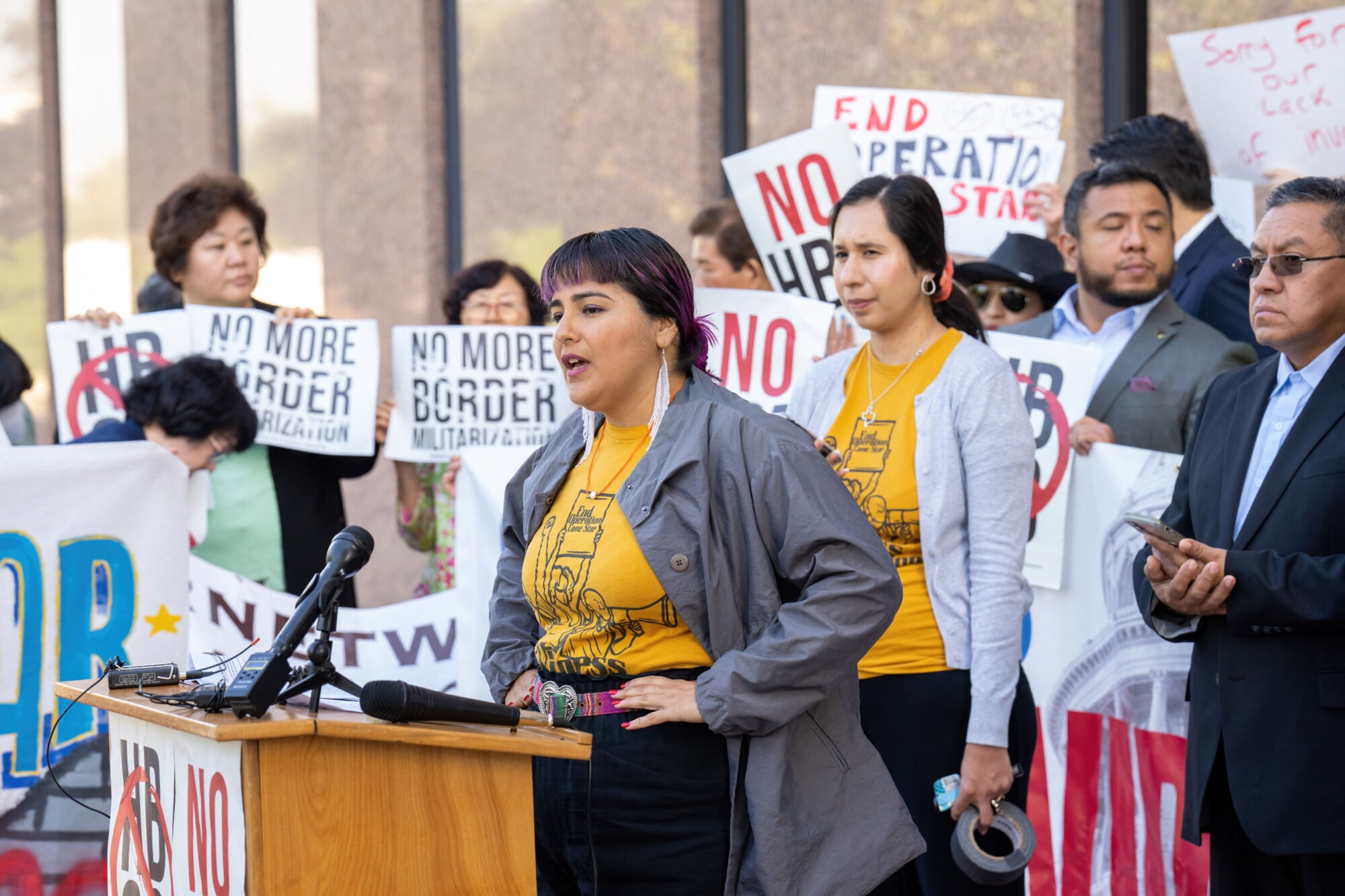 Defensores de los inmigrantes y miembros de la comunidad y organizaciones de derechos civiles protestan contra los proyectos de ley de inmigración frente al edificio John H. Reagan State Office Building en Austin, Texas, el 12 de abril de 2023. (Foto de SUZANNE CORDEIRO/AFP a través de Getty Images)