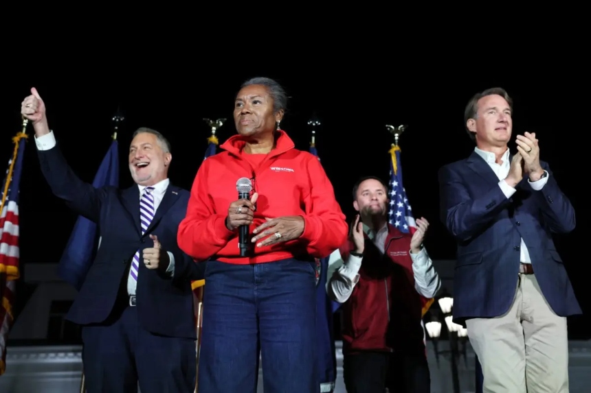 La candidata republicana a gobernadora Winsome Earle-Sears hace campaña con el candidato republicano a vicegobernador de Virginia John Reid (izquierda), el fiscal general de Virginia Jason Miyares (centro-derecha) y el gobernador de Virginia Glenn Youngkin (derecha), en Hanover, Virginia, el 2 de noviembre de 2025. (Anna Moneymaker/Getty Images)