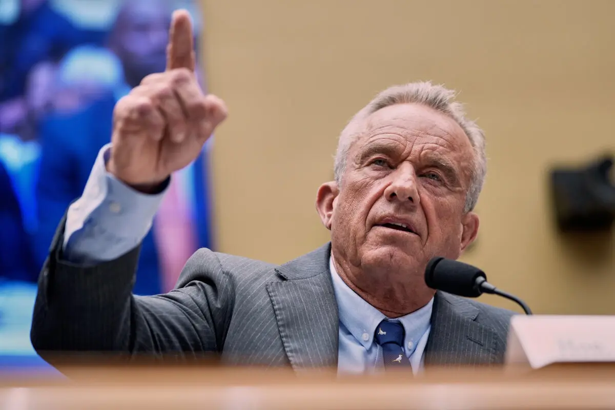 El secretario de Salud, Robert F. Kennedy Jr., testifica durante una audiencia del Comité de Energía y Comercio de la Cámara de Representantes en Washington el 24 de junio de 2025. (Foto: Mariam Zuhaib/AP)