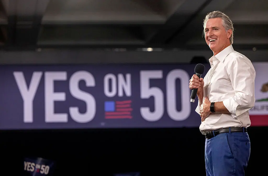 <em>El gobernador de California, Gavin Newsom, habló en un evento de voluntarios a favor de la Proposición 50 en el Centro de Convenciones de Los Ángeles el 1 de noviembre de 2025. La Proposición 50 de California se someterá a votación para autorizar o rechazar cambios temporales en los mapas de los distritos electorales del Congreso. Las elecciones se celebrarán el 4 de noviembre. (Jill Connelly/Getty Images)</em>