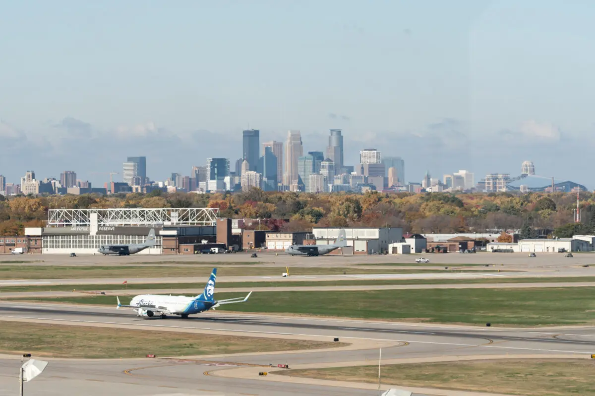 Un avión de Alaska Airlines rueda por la pista del Aeropuerto Internacional de Minneapolis-Saint Paul durante el cierre del gobierno, en Minneapolis, el 29 de octubre de 2025. (Reuters/Tim Evans).
