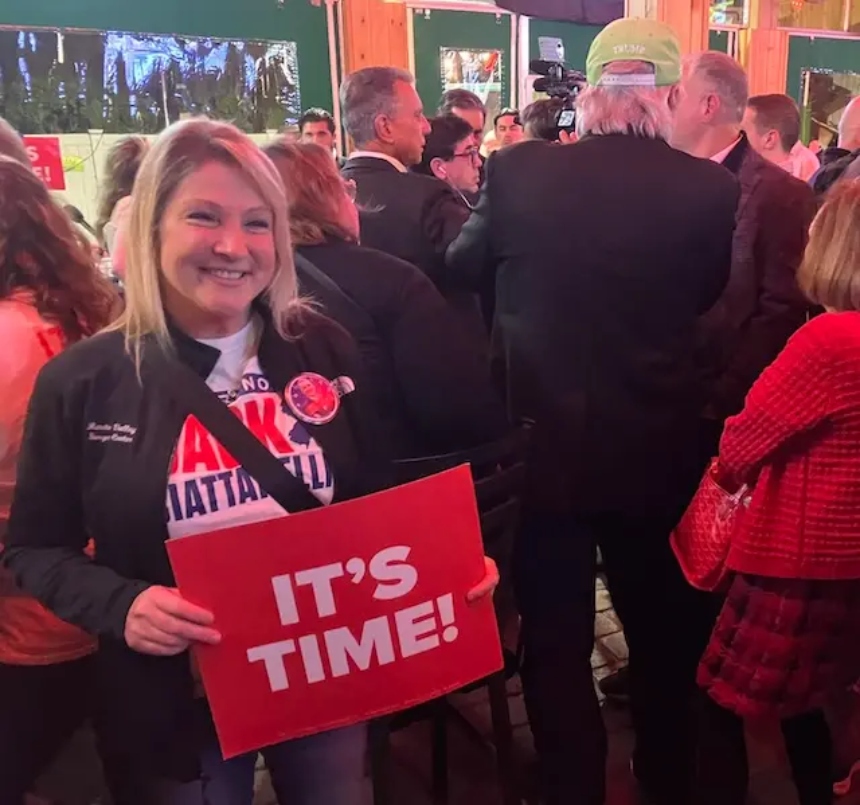 Alene Stewart sostiene una pancarta con el lema de la campaña del candidato republicano a gobernador de Nueva Jersey, Jack Ciattarelli, en Kelly's Tavern, en Neptune City, el 3 de noviembre, menos de 12 horas antes de que se abran las urnas el día de las elecciones. (Epoch Times/John Haughey)