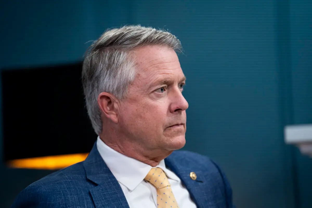 El senador Roger Marshall (R-Kan.) habla durante una entrevista con The Epoch Times en Washington el 3 de junio de 2024. (Madalina Vasiliu/The Epoch Times)
