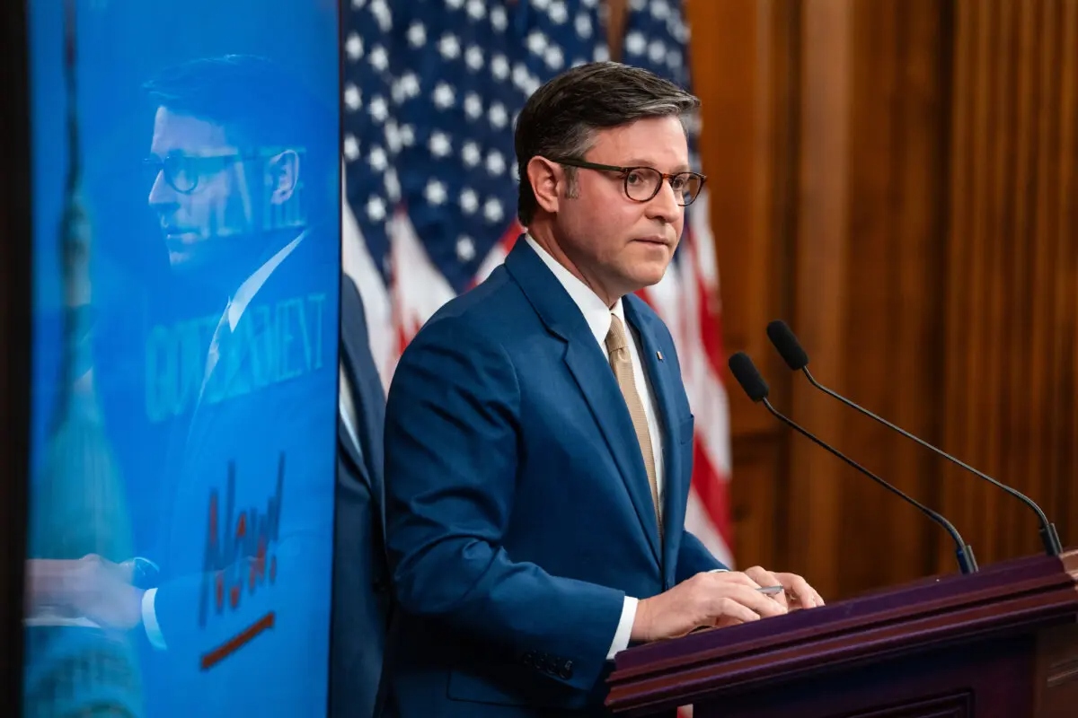 El presidente de la Cámara de Representantes, Mike Johnson (R-La.), habla en una conferencia de prensa durante el 34.º día del cierre del gobierno en Washington, el 3 de noviembre de 2025. (Madalina Kilroy/The Epoch Times)