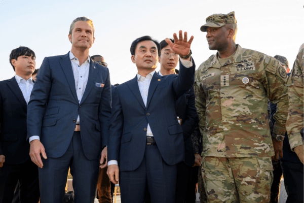 El secretario de Guerra de Estados Unidos, Pete Hegseth (segundo por la izquierda), y el ministro de Defensa de Corea del Sur, Ahn Gyu-back (centro), visitan el puesto de observación Ouellette, cerca de la aldea fronteriza de Panmunjom, Corea del Sur, el 3 de noviembre de 2025. (Ministerio de Defensa de Corea del Sur a través de AP)