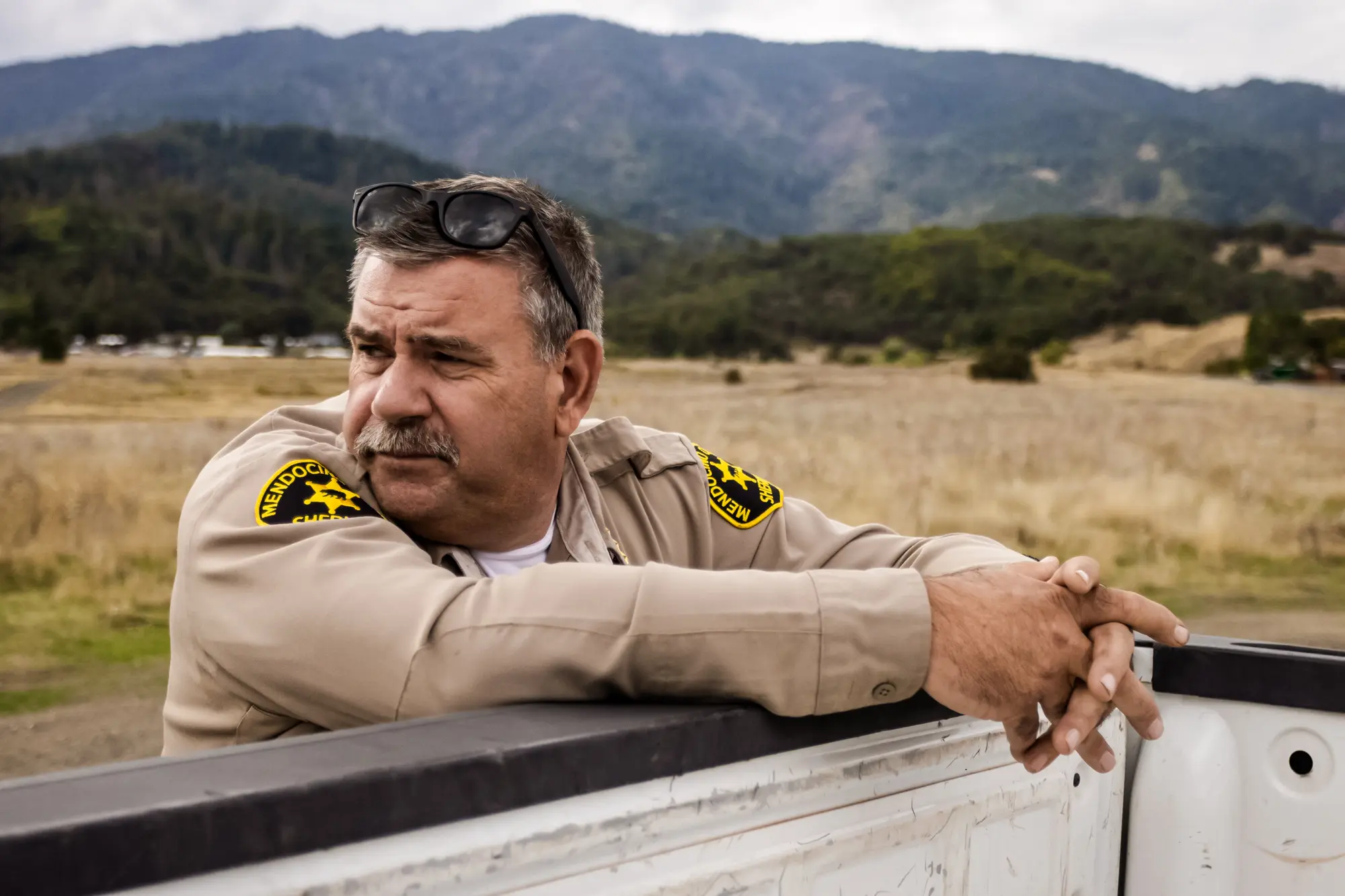 <em>El sheriff del condado de Mendocino, Matthew Kendall, observa una carretera en Covelo, California, el 9 de octubre de 2025. Kendall dice que la legalización de la marihuana en el estado no ha frenado el mercado negro ni apoya a los cultivadores legales, ya que las penas siguen siendo demasiado leves para disuadir los cultivos ilegales. (John Fredricks/The Epoch Times)</em>