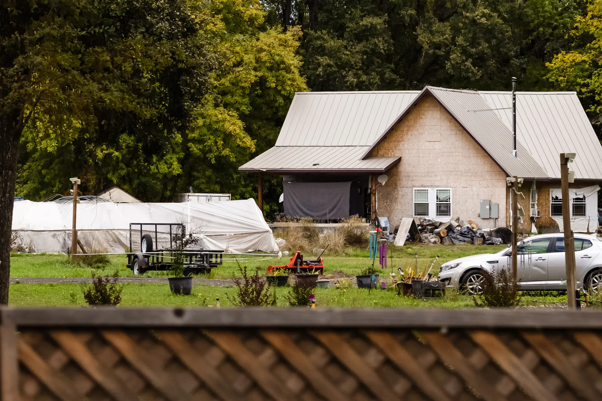 <em>Agricultores cultivan marihuana en las afueras de Covelo, California, el 9 de octubre de 2025. (John Fredricks/The Epoch Times)</em>