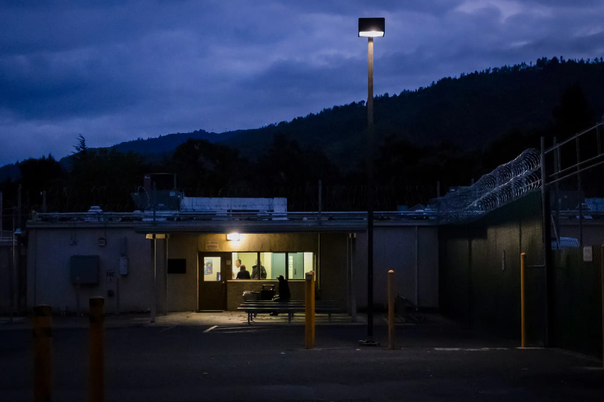 <em>Cárcel del condado de Mendocino en Ukiah, California, el 9 de octubre de 2025. Desde que el gobernador Gavin Newsom creó el Grupo de Trabajo Unificado para el Control del Cannabis en 2022, se han ejecutado 47 órdenes de arresto en el condado de Mendocino, lo que ha derivado en cuatro detenciones y la incautación de 54 armas de fuego y plantas de marihuana y cannabis cosechado por un valor estimado de 65 mil millones de dólares. (John Fredricks/The Epoch Times)</em>