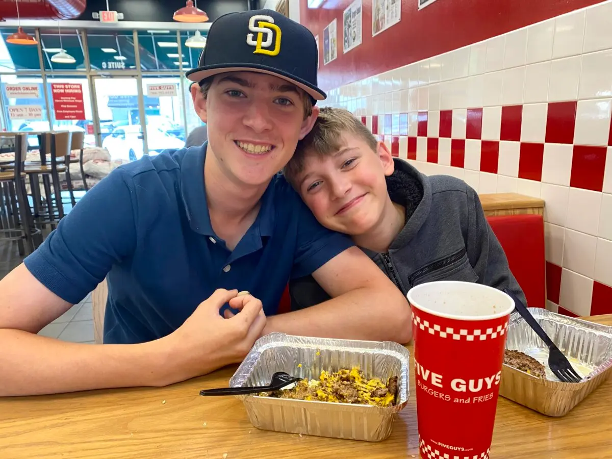 John Dunlap (izquierda) sonríe junto a su hermano menor Will Dunlap, cuyo diagnóstico de diabetes tipo 1 condujo a mejoras en el trastorno por déficit de atención e hiperactividad de John. (Cortesía de Jenny Dunlap)