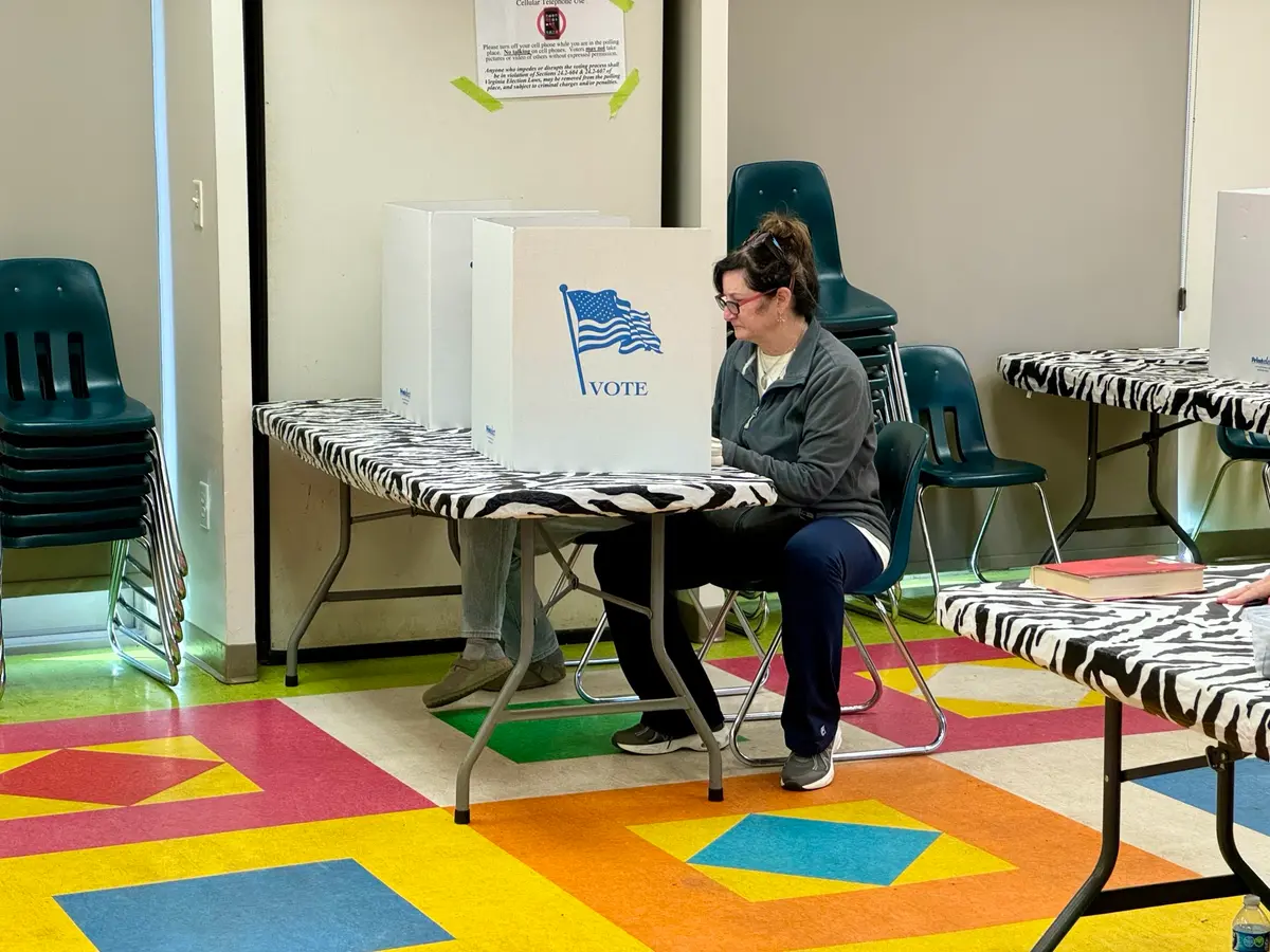 <em>Una votante rellena su papeleta para las elecciones generales de Virginia de 2025 en el Parque Zoológico de Virginia en Norfolk, Virginia, el 4 de noviembre de 2025. (Arjun Singh/The Epoch Times)</em>